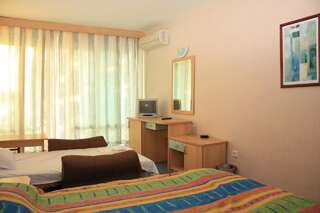 Отель Hotel Kristel Park - All Inclusive Light Кранево Двухместный номер с 1 кроватью или 2 отдельными кроватями и балконом (для 2 взрослых и 1 ребенка)-3