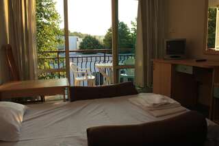 Отель Hotel Kristel Park - All Inclusive Light Кранево Двухместный номер с 1 кроватью или 2 отдельными кроватями и балконом (для 2 взрослых и 1 ребенка)-6